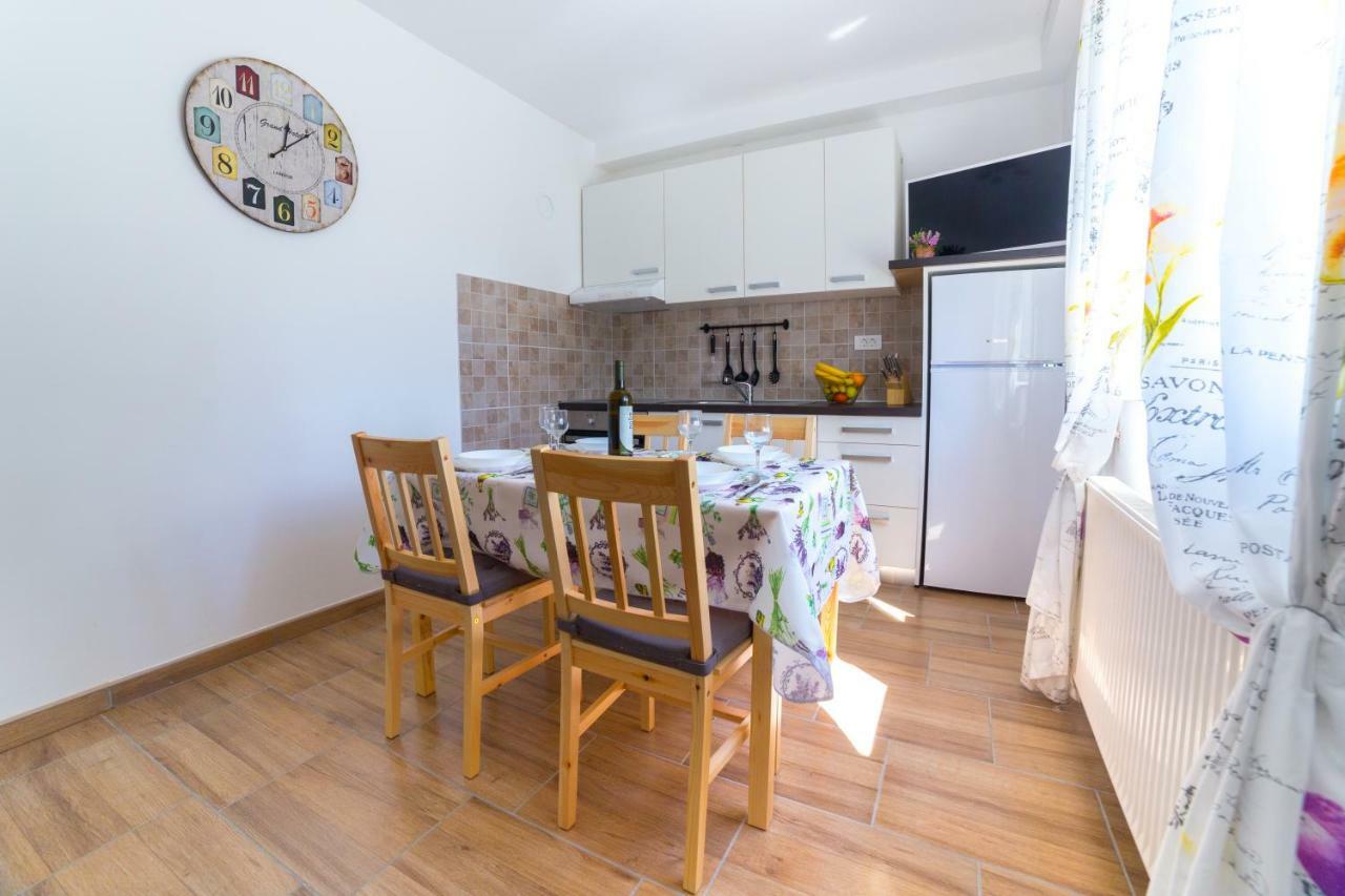 Apartments Raspolic カスタヴ 部屋 写真