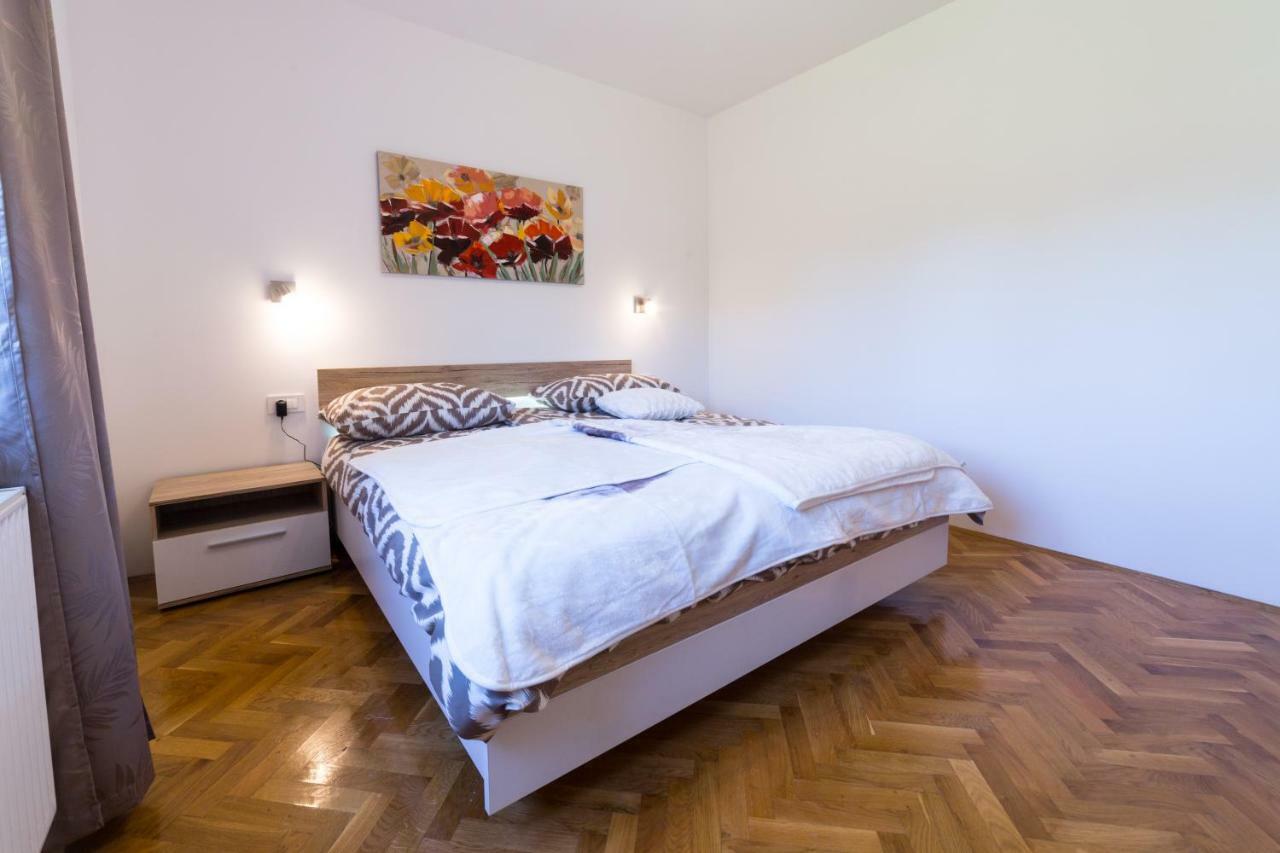 Apartments Raspolic カスタヴ エクステリア 写真