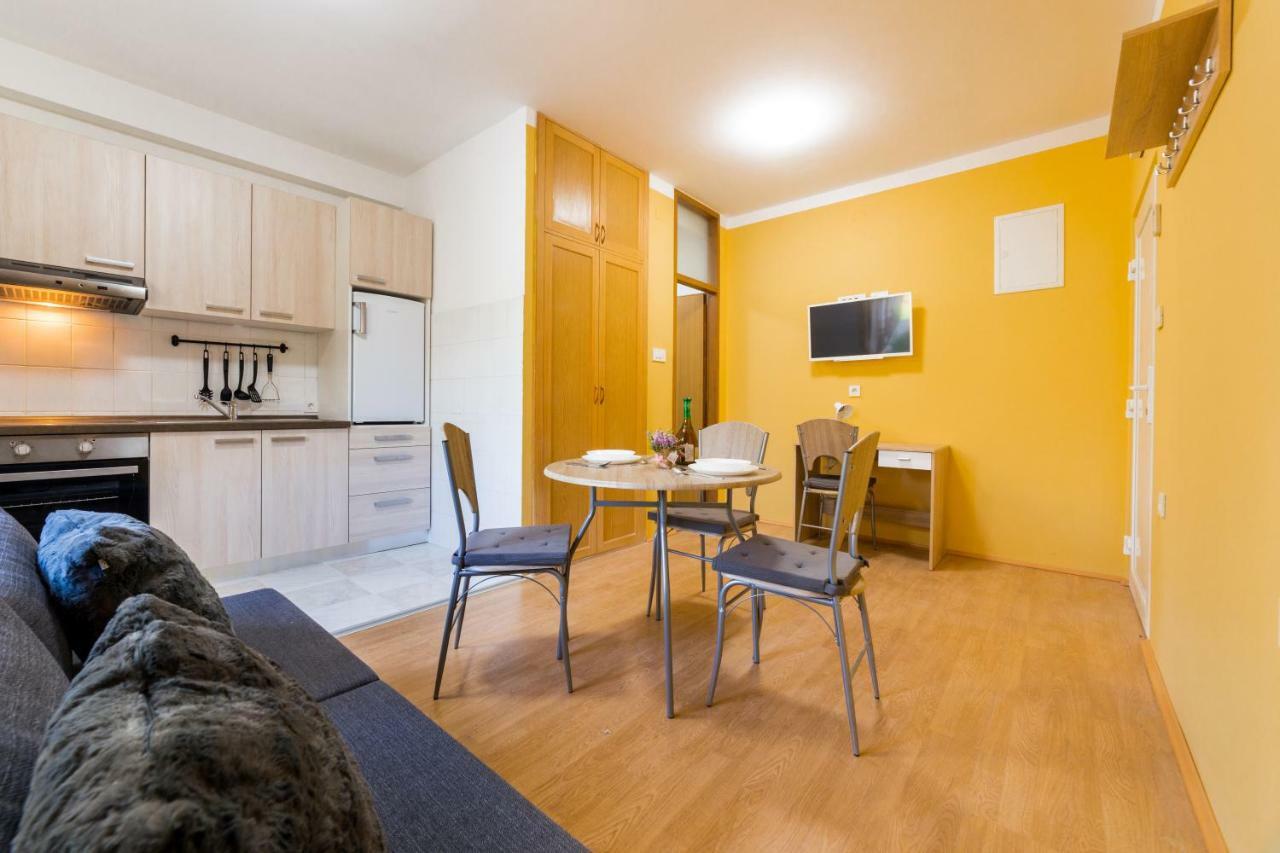 Apartments Raspolic カスタヴ エクステリア 写真