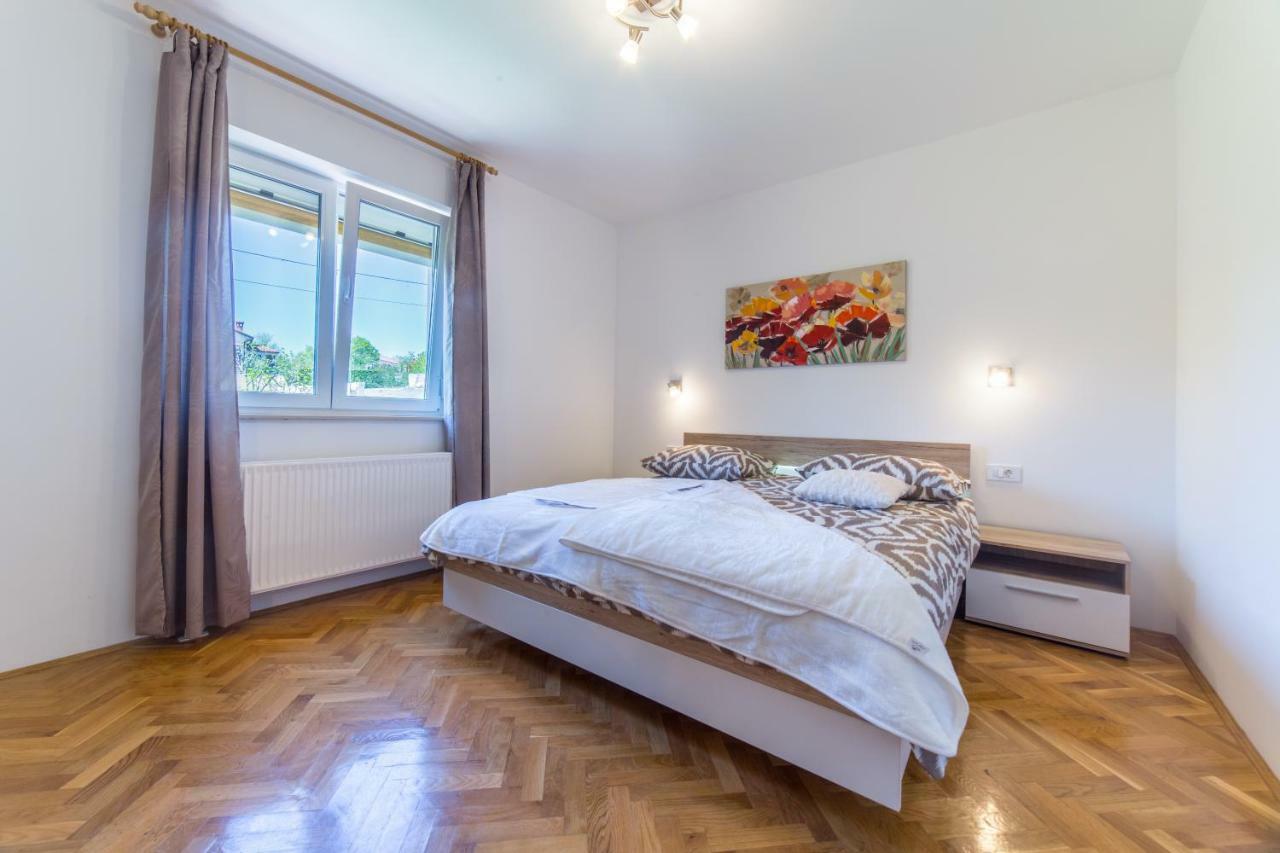 Apartments Raspolic カスタヴ エクステリア 写真