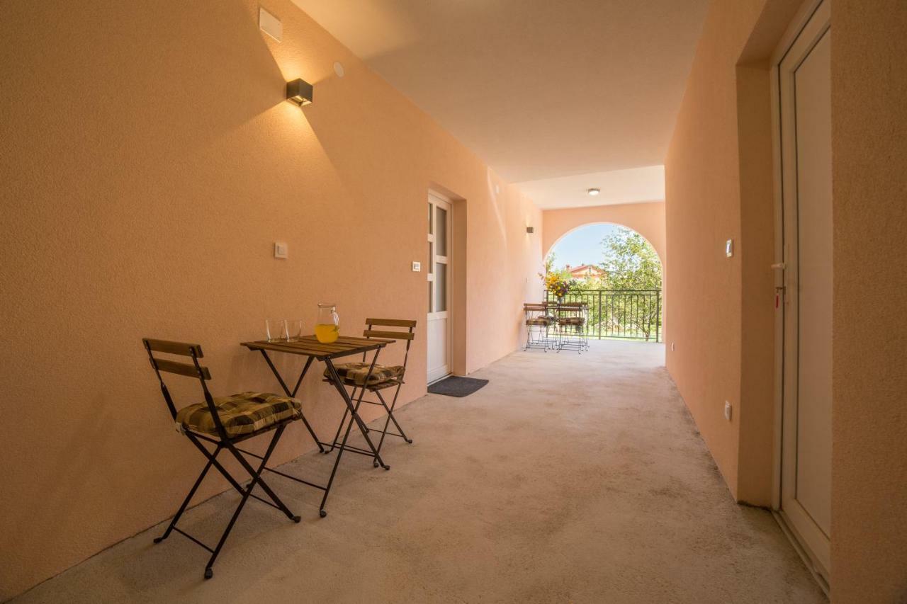 Apartments Raspolic カスタヴ エクステリア 写真