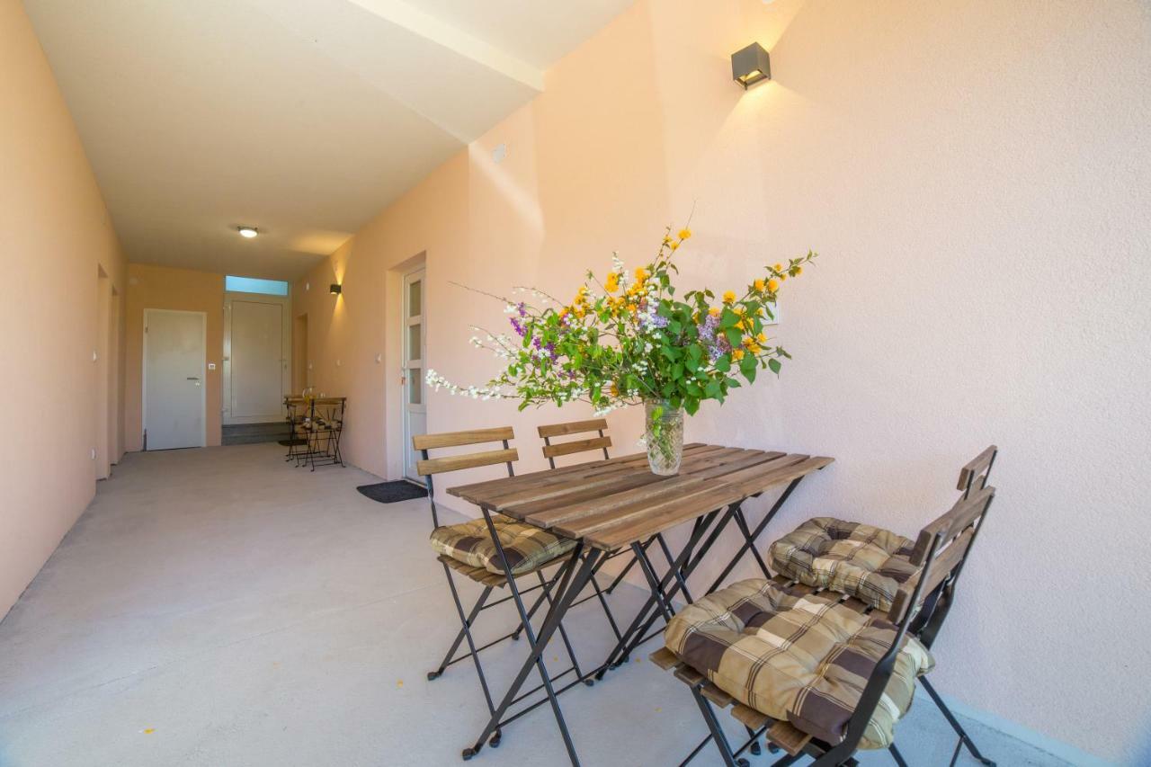 Apartments Raspolic カスタヴ エクステリア 写真